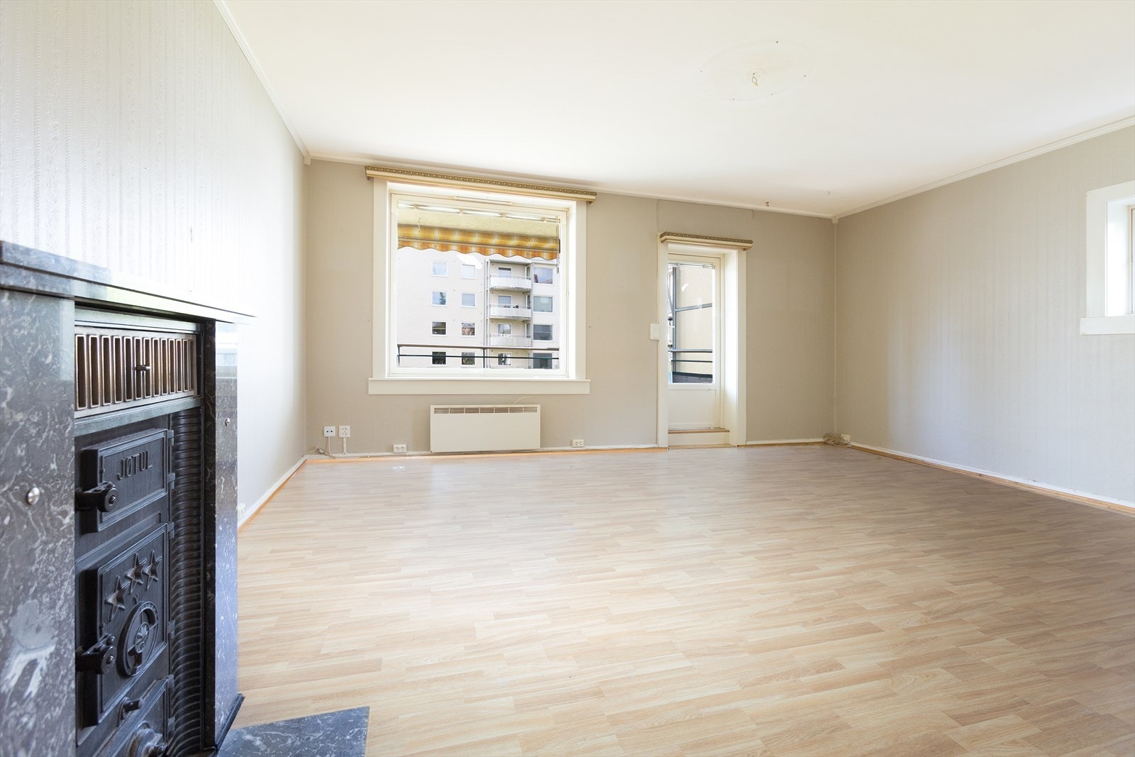 Utgang fra stue til nordvestvendt balkong på ca 7,5 m². Galleribilde