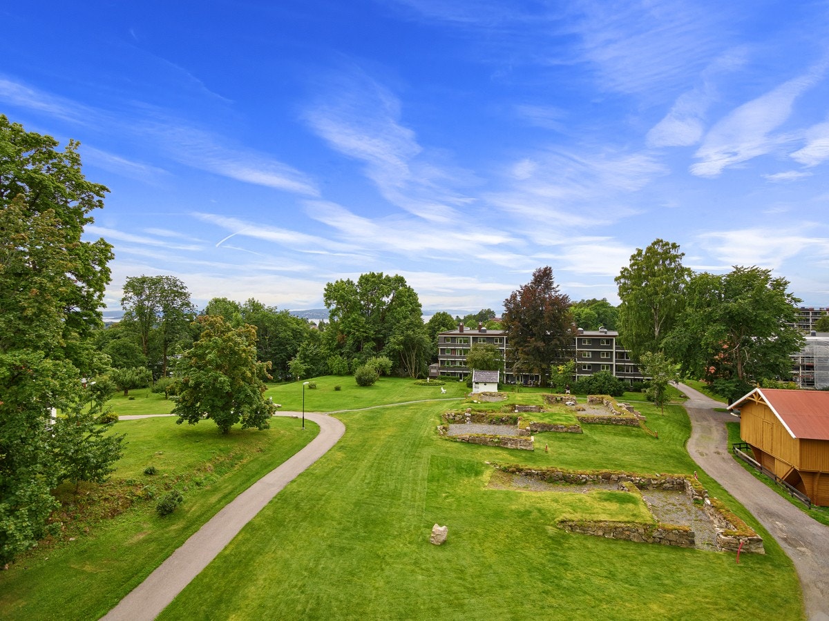 Ruintomten er fredet og ligger på sameiets grunn og det var her opprinnelig hovedhus på Øvre Ullern gård lå i sin tid Galleribilde