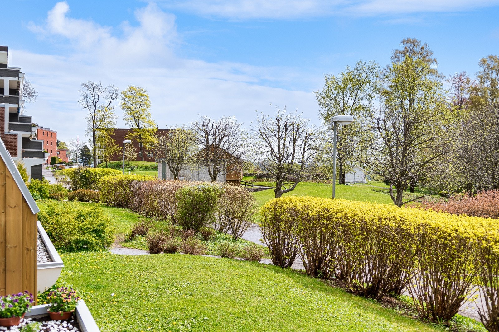Her bor man i grønne omgivelser Galleribilde
