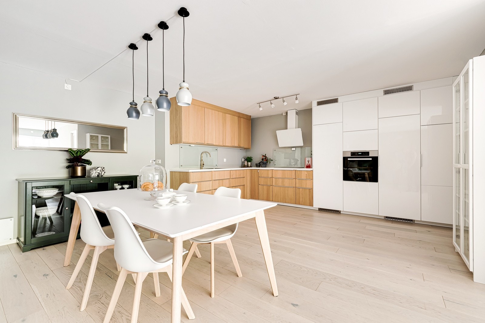 Her har man god plass til spisebord, slik at kjøkken/stue blir et naturlig samlingspunkt for familiens måltider og barnas lekser Galleribilde