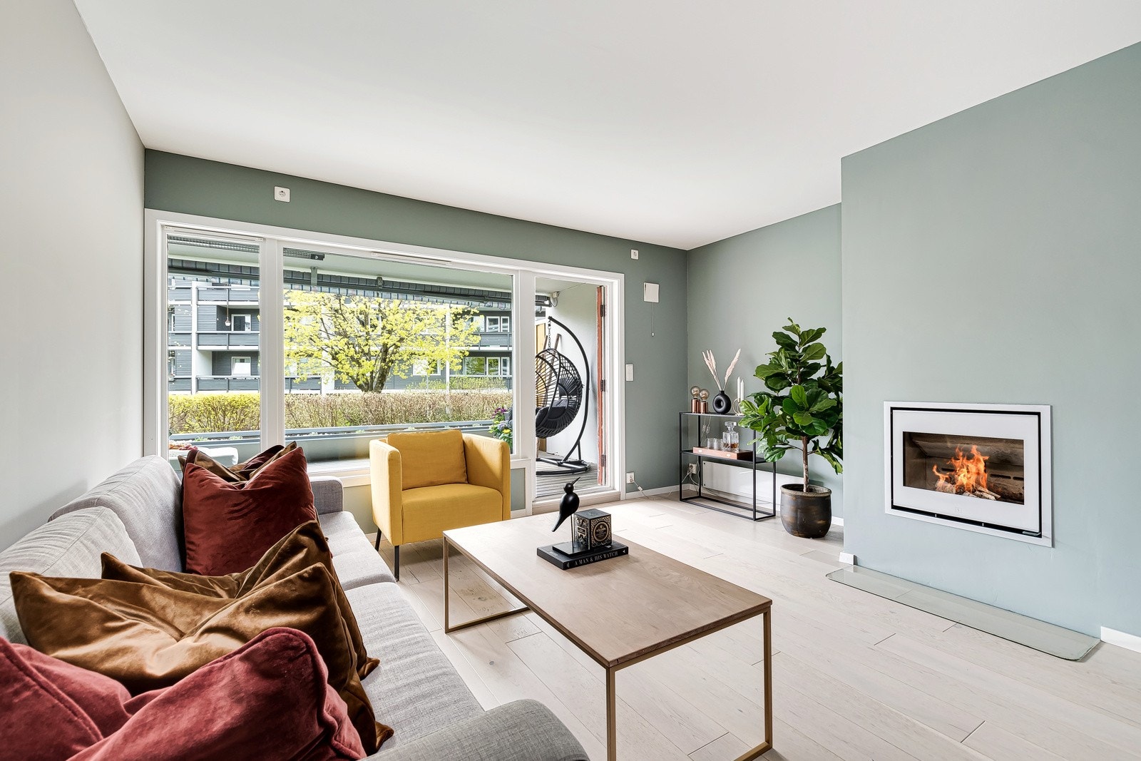 Stor og pen stue i åpen løsning mot kjøkken/spisestue Galleribilde