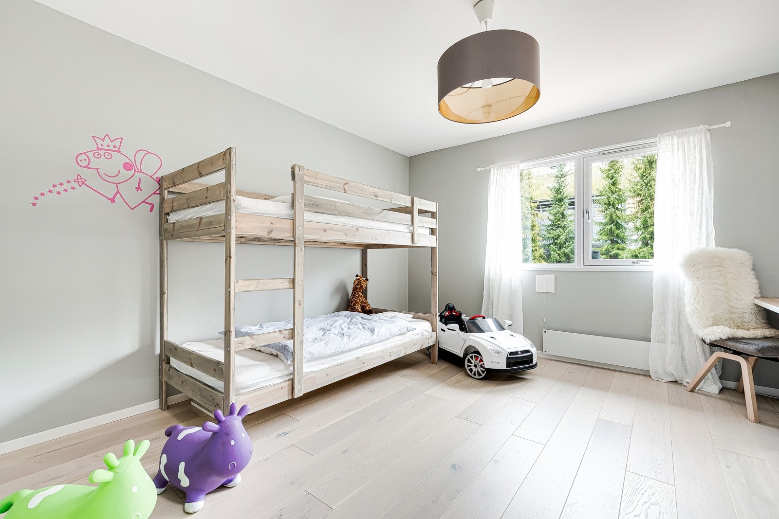 Alle soverommene har plass til dobbeltseng. Bildet viser soverom 1 Galleribilde