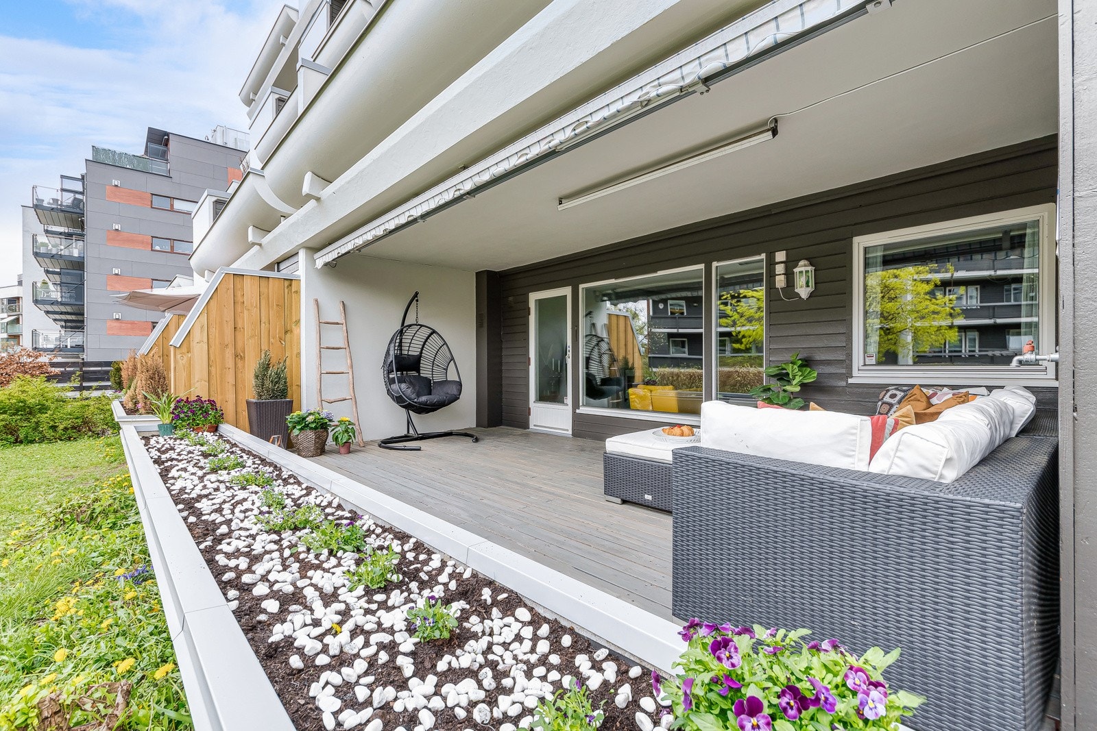 Sydvendt terrasse sett fra hage Galleribilde