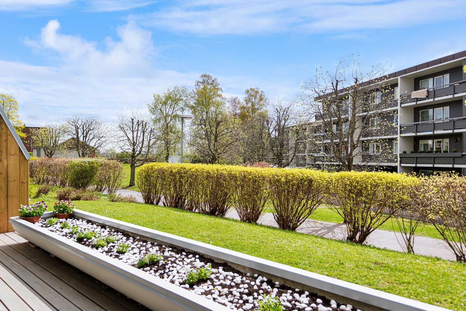 Hyggelig utsyn mot hage fra sydvendt terrasse Galleribilde