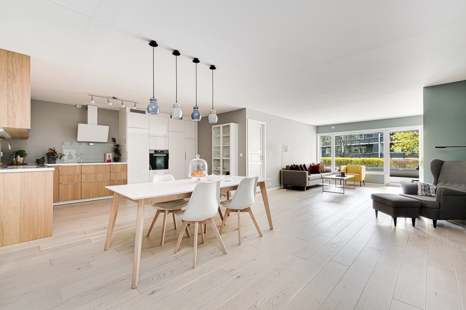 Stue og kjøkken i åpen løsning Galleribilde