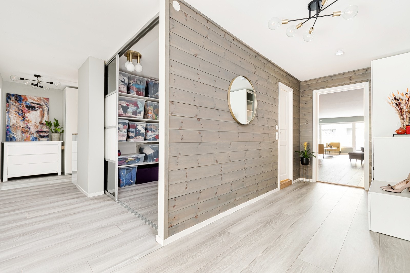 Entré med adkomst til omkledningsrom / walk in closet Galleribilde