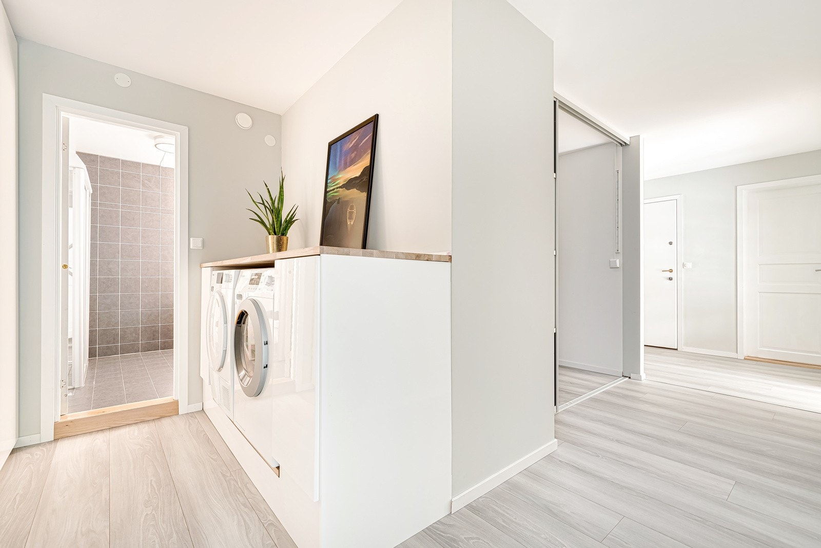 Opplegg til vaskemaskin og tørketrommel er installert i gangen utenfor hovedbadet Galleribilde