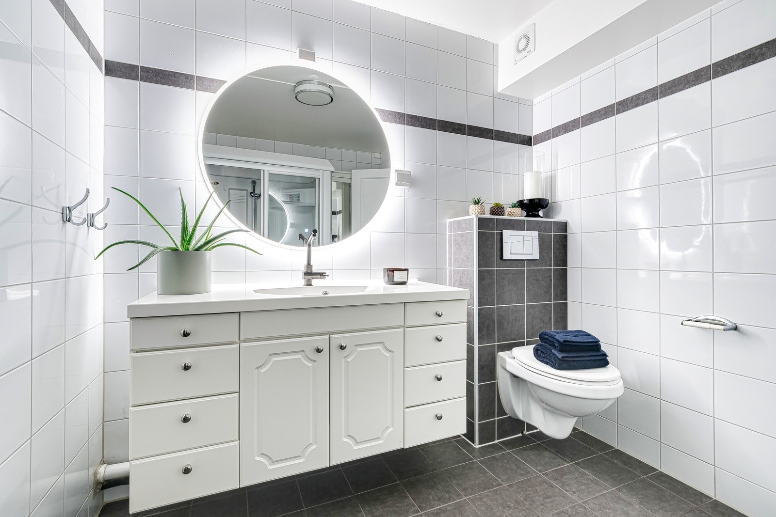 Leiligheten har to delikate og innbydende baderom, begge er oppgradert i 2012. Bildet viser hovedbad med spafølelse Galleribilde