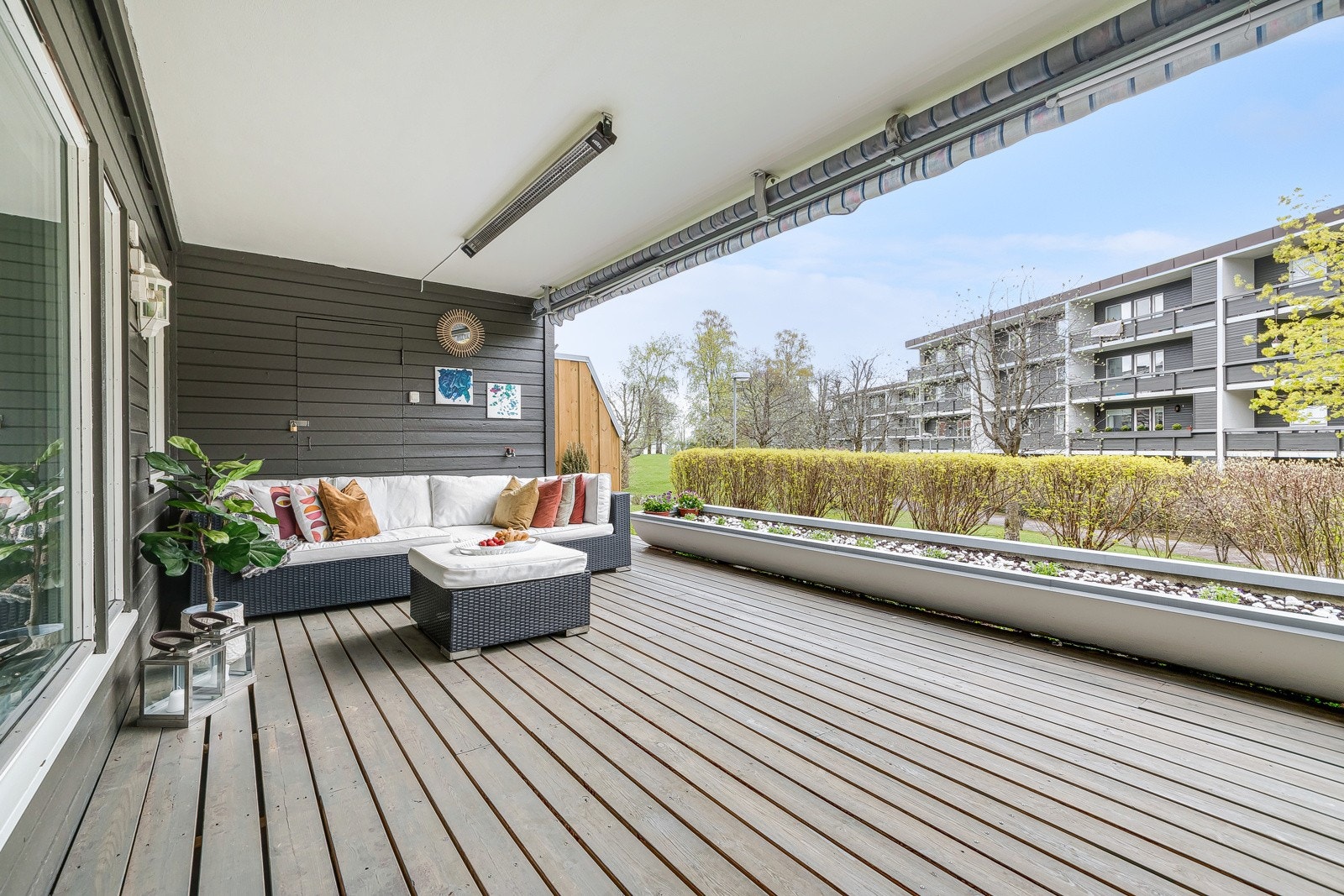 Sydvendt terrasse på ca 20 kvm med utgang fra stue Galleribilde