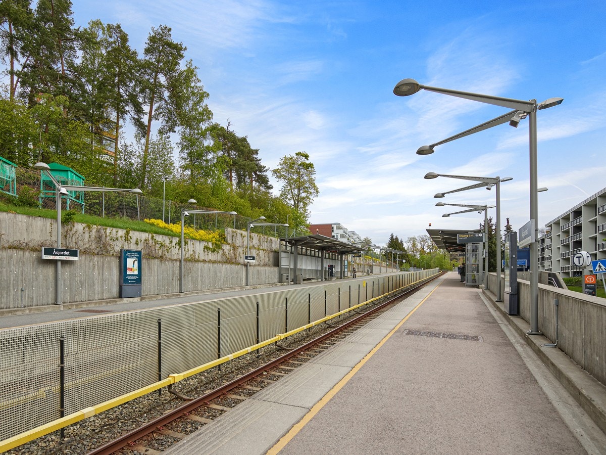 T-bane i umiddelbar nærhet (Åsjordet stasjon) som har avgang hvert 15. minutt Galleribilde