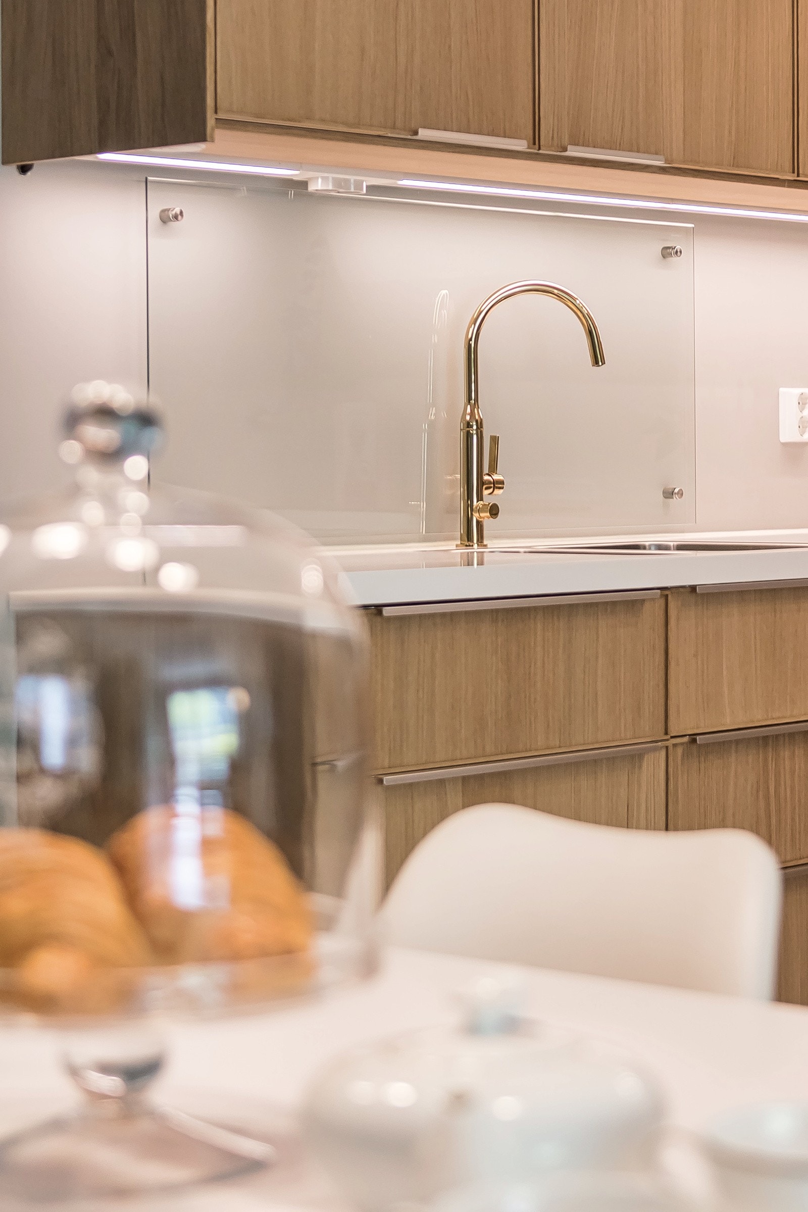 Innredningens fronter er av finert eik Galleribilde