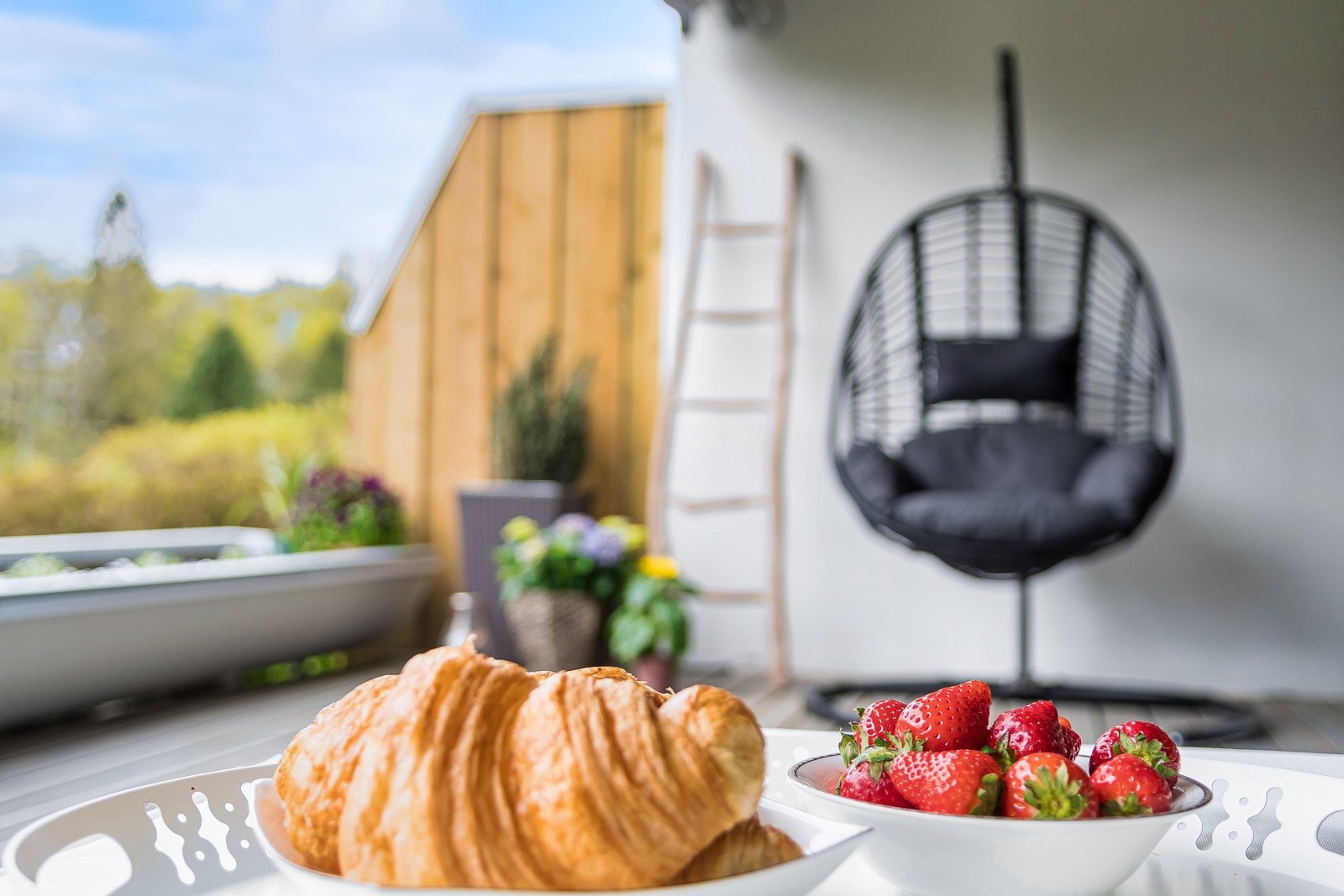 Den store terrassen er som en forlengelse av stuen og et ekstra rom på sommeren Galleribilde