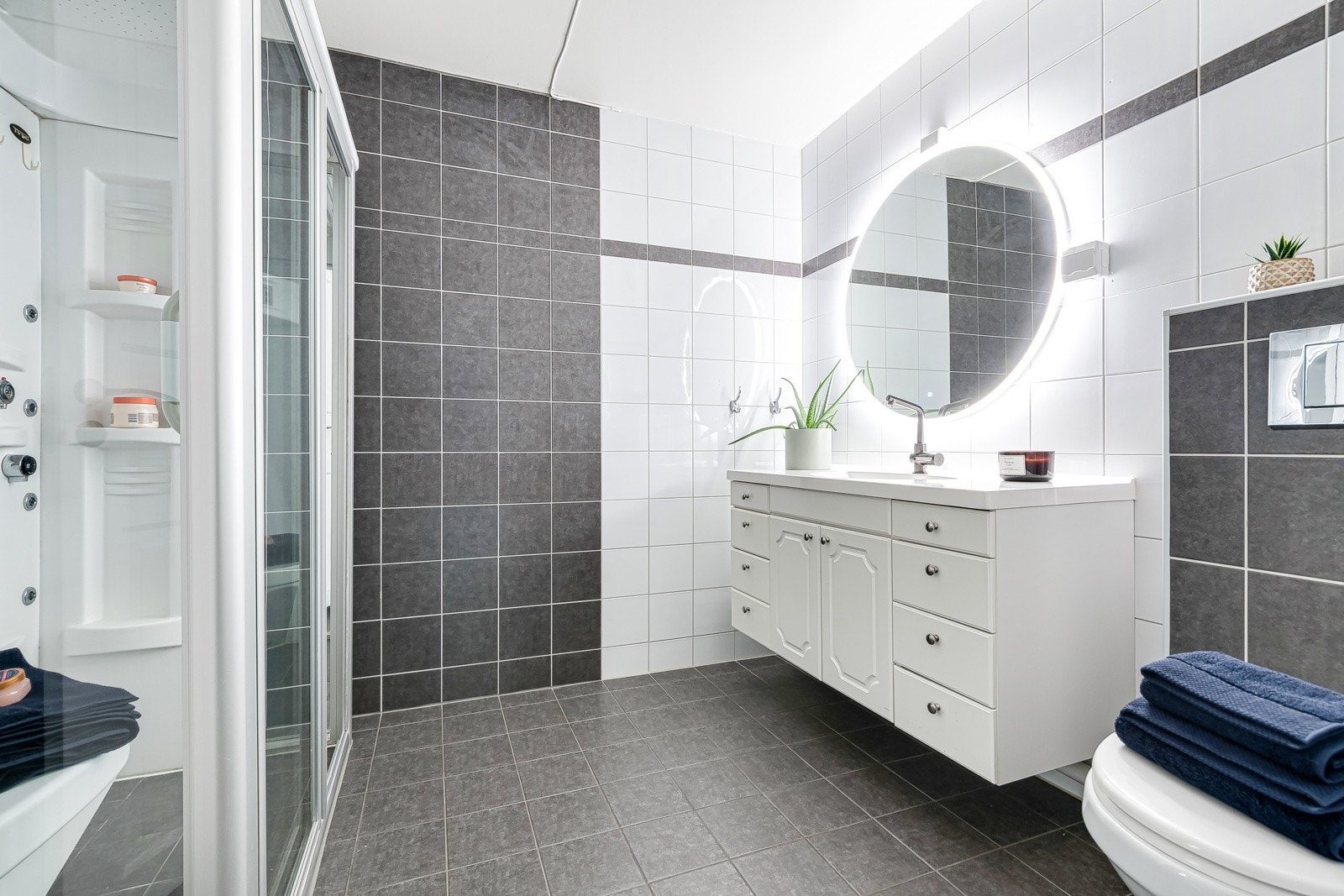 Hovedbadet har steamdusj og massasje Galleribilde