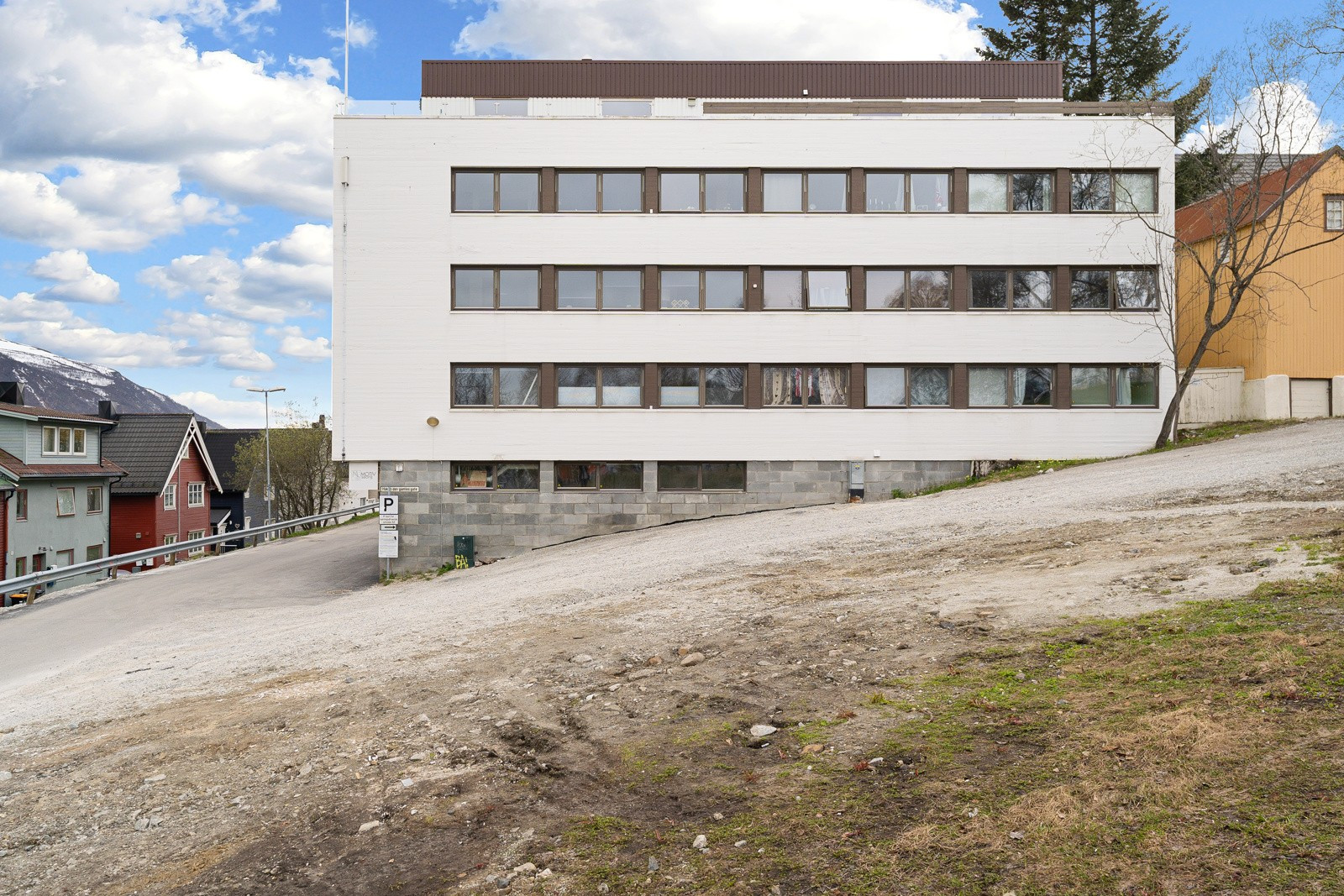 Kun et steinkast unna finner du dagligvare, kjøpesenter, treningssenter og bussforbindelse