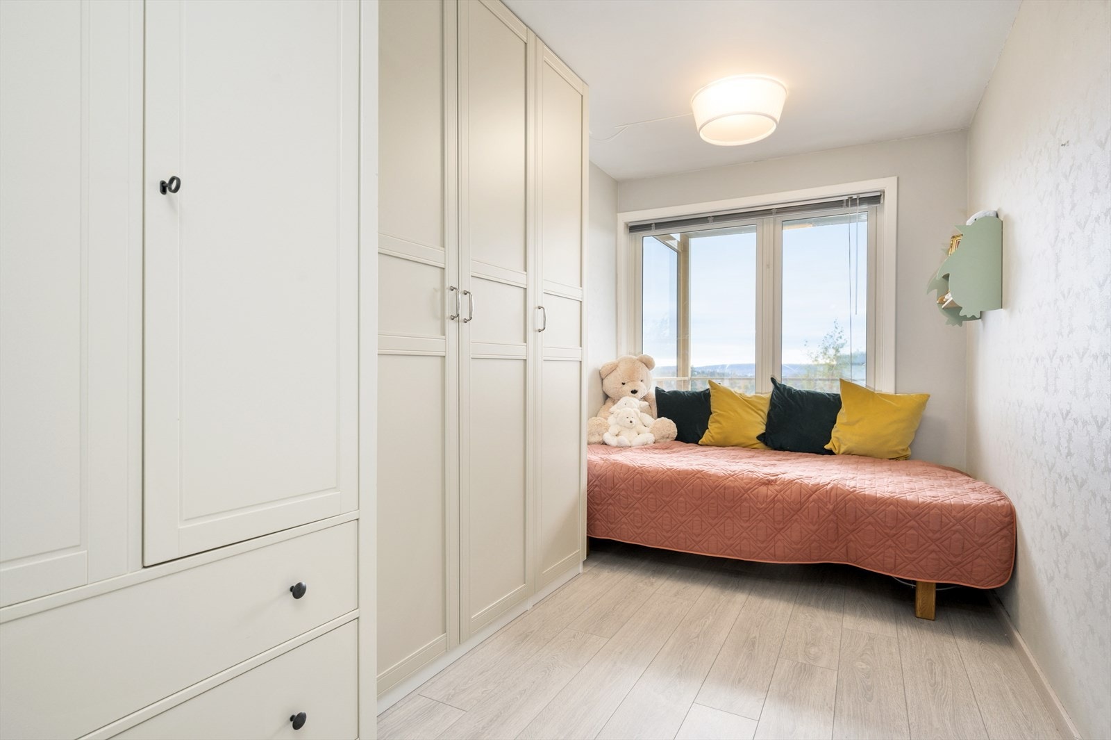 Klassisk barnerom med rikelig garderobeplass. Galleribilde