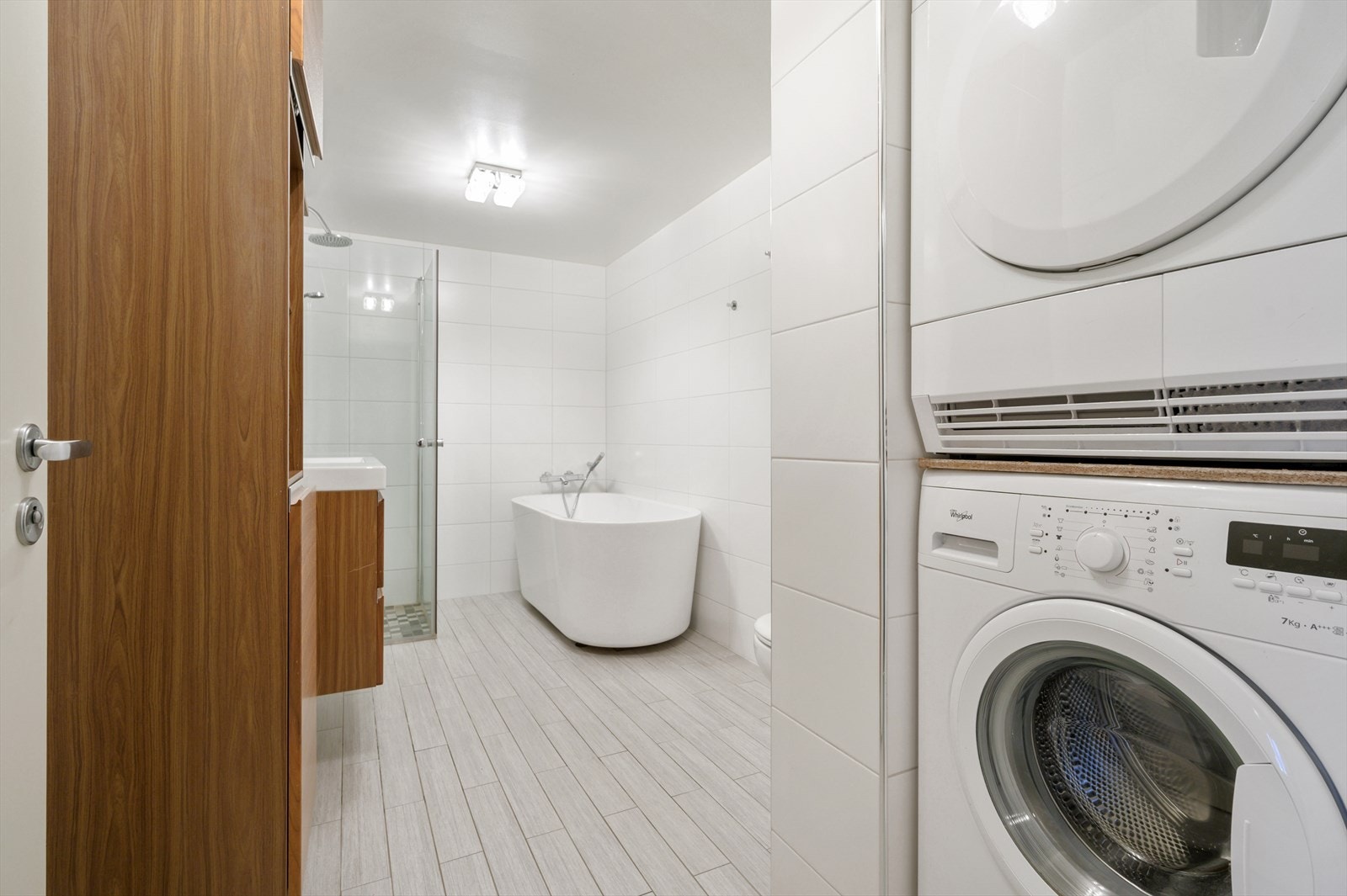 På baderommet et det opplegg til vaskemaskin og tørketrommel. Galleribilde