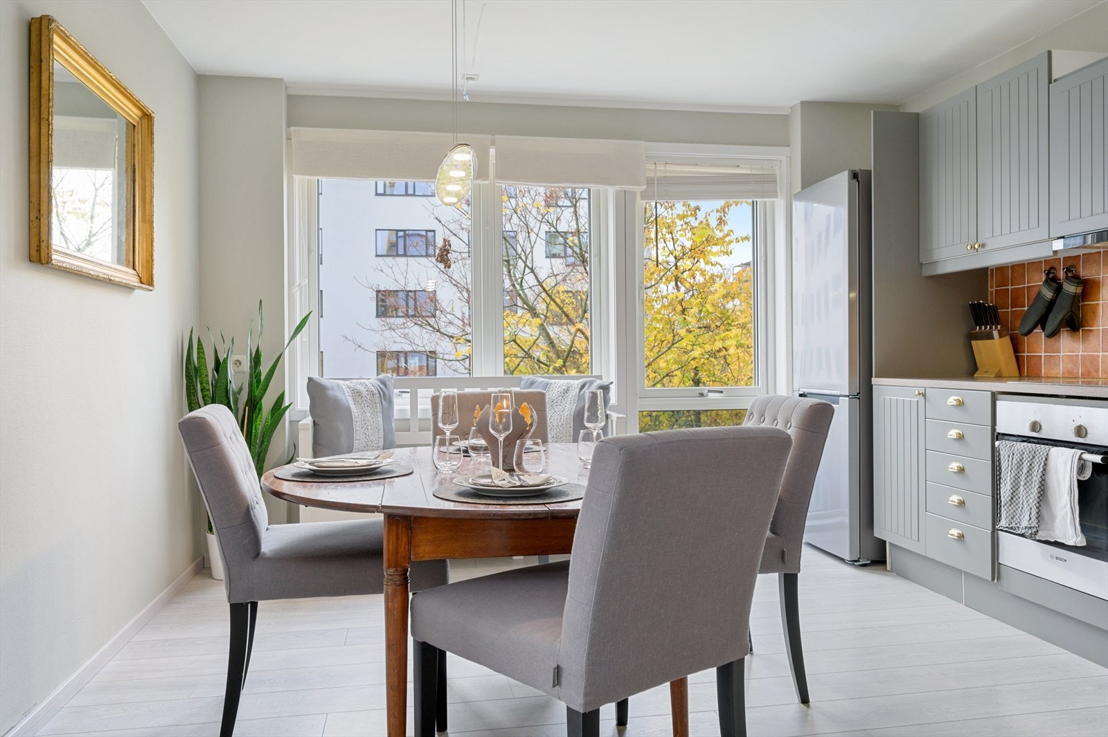 God plass til spisebord på kjøkkenet. Galleribilde