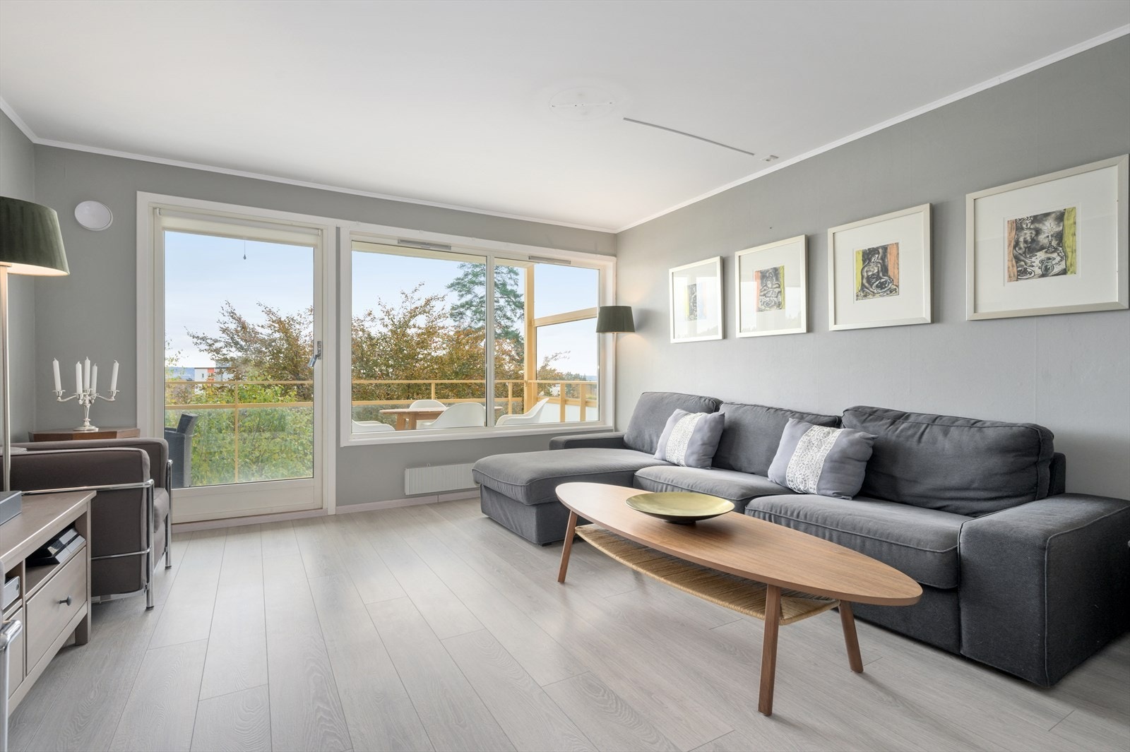 Lys og romslig stue med utgang til balkong på 11 kvm. Galleribilde