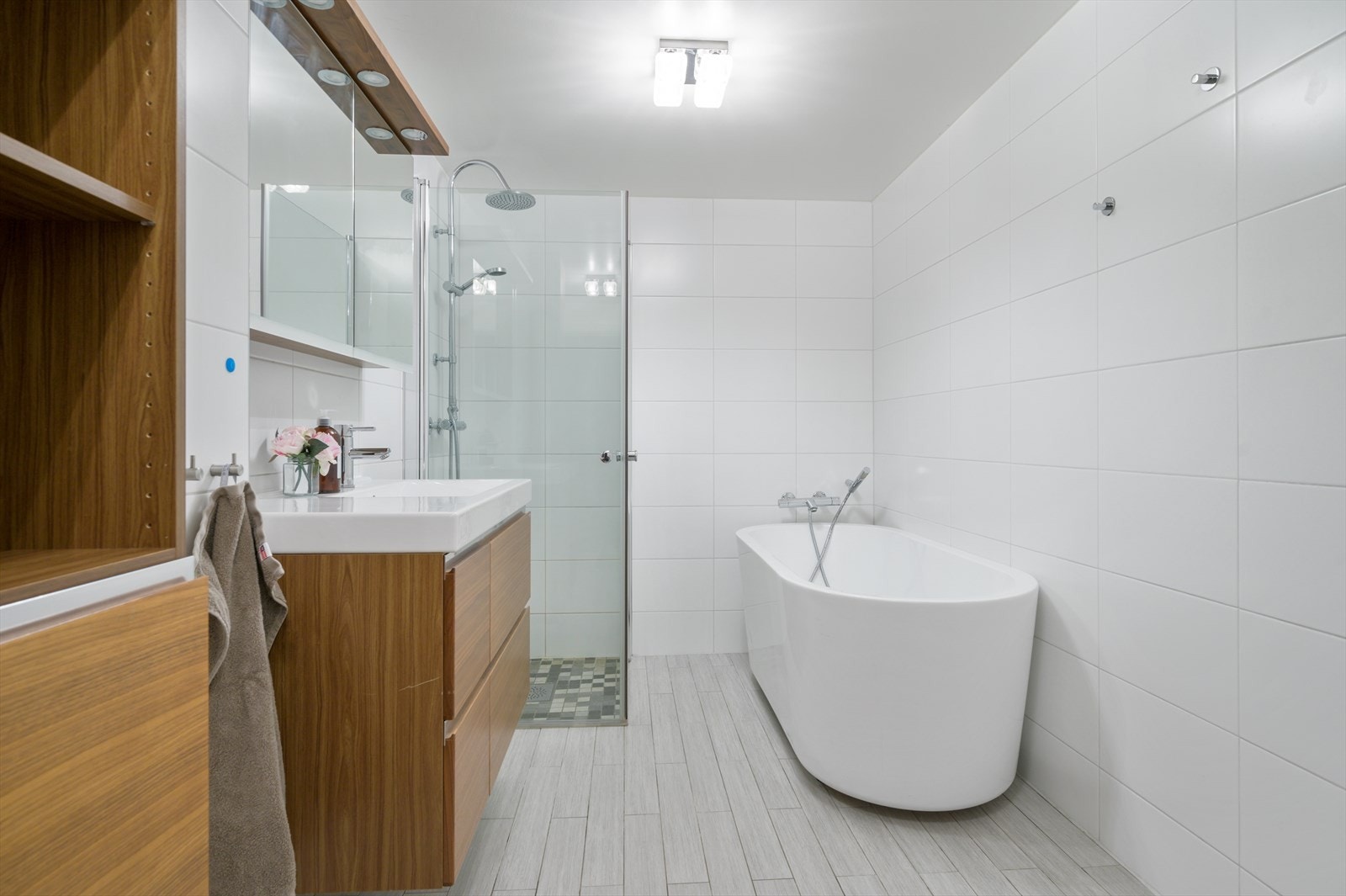 Delikat flislagt baderom. Galleribilde