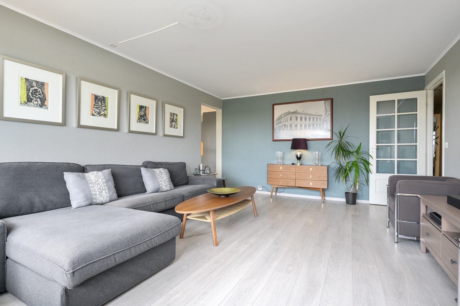 Store vindusflater gir rommet mye naturlig lys. Galleribilde