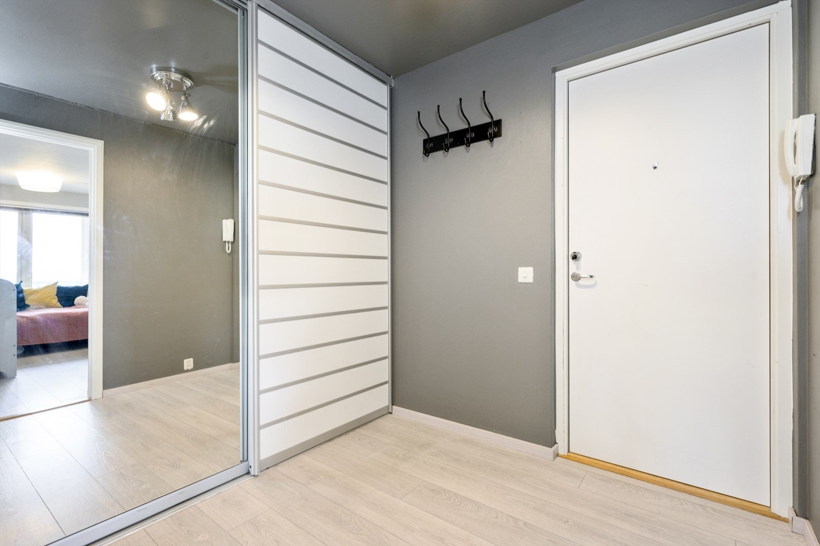 Stor og åpen entré, med skyvedørsgarderobe. Galleribilde