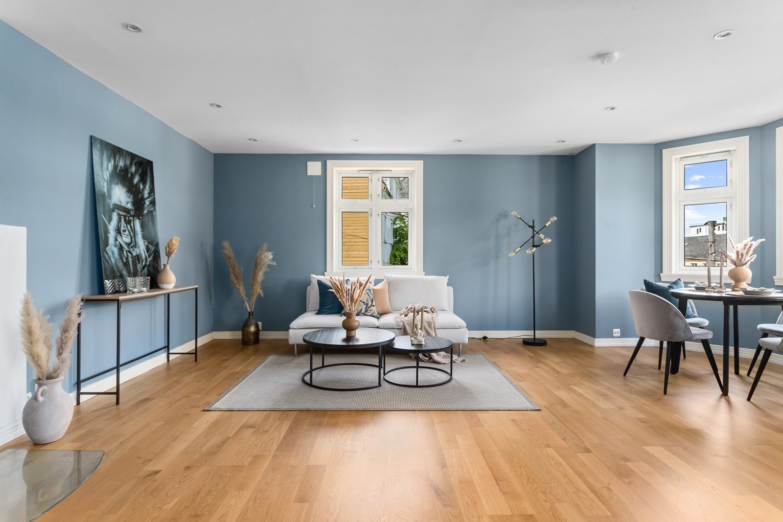 Flott stue med parkett og downlights i himling. Galleribilde