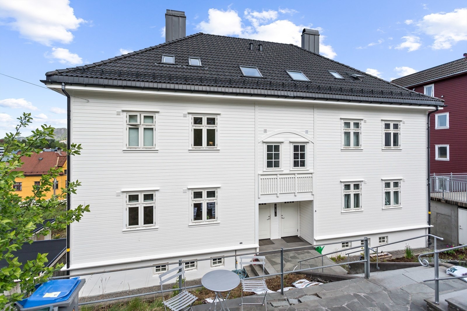 Leiligheten ligger i 1. etasje i et mindre sameie med totalt 3 boligseksjoner. Inngangsparti deles med Bøhmergaten 16B. Galleribilde