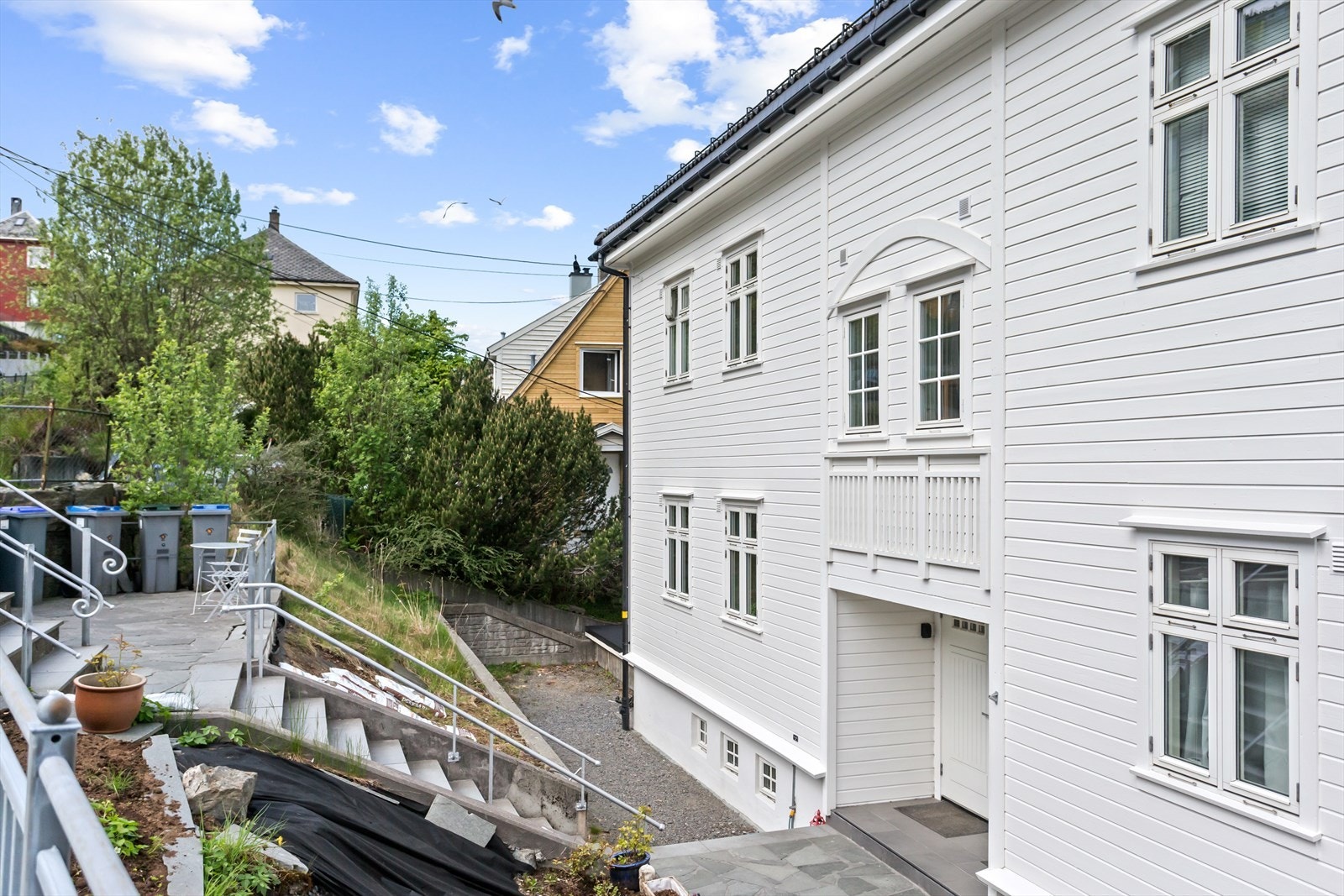 Felles solplass/hage i sameiet som består av 3 leiligheter. Galleribilde