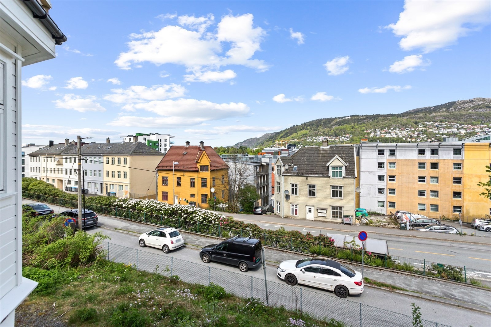 Fra leiligheten er det utsyn mot Fløyen og ned mot Solheimsviken og Damsgårdssundet. Galleribilde