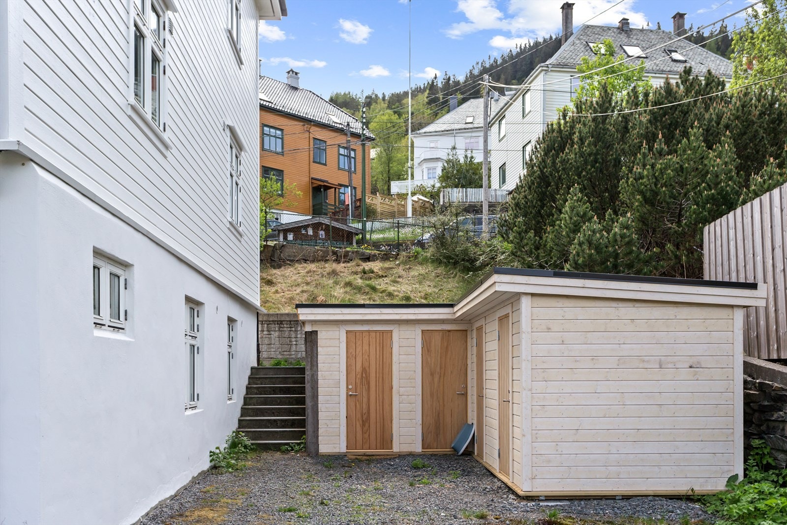 Nyoppført bodrekke i hagen hvor denne leiligheten har 1 egen bod. Galleribilde