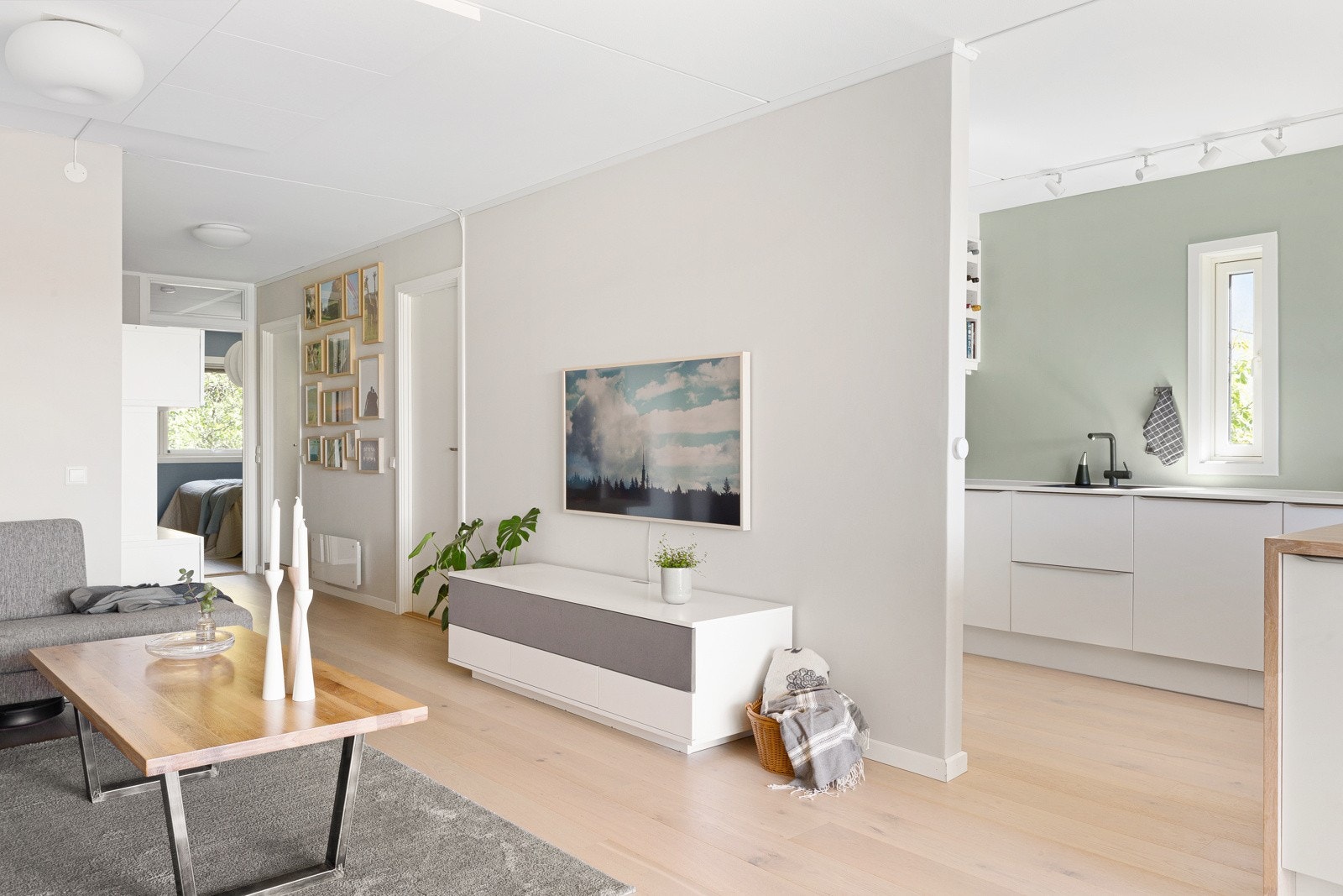 I stue og kjøkken er det Philips Hue system som gir mulighet for styring av lys/dimmer med app og egne brytere. Galleribilde