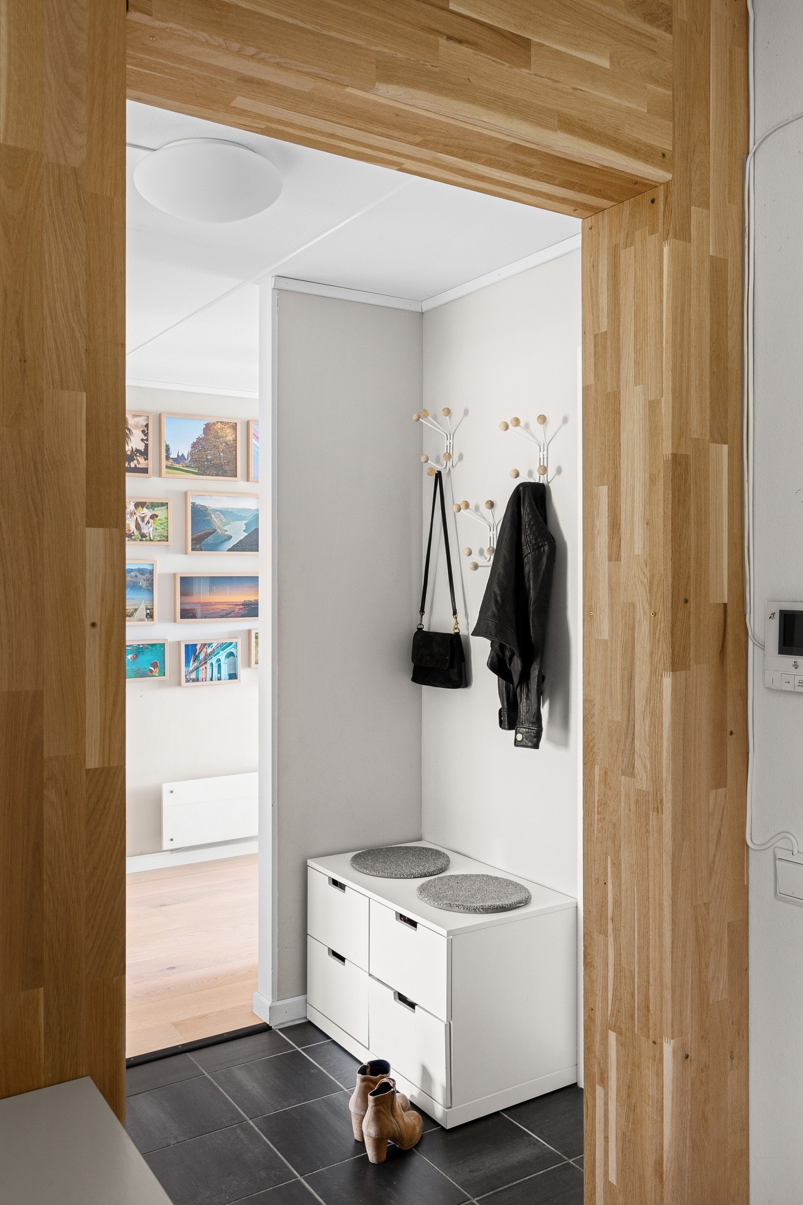 I entréen er det godt med plass til sittebenk og andre oppbevaringsløsninger m.m. Galleribilde