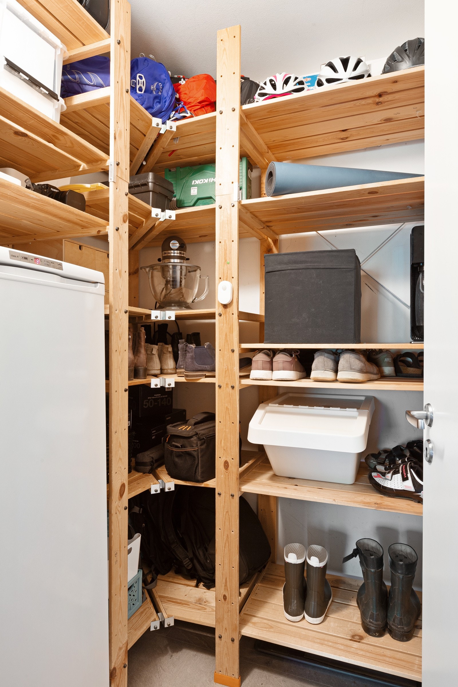 Med adkomst fra entréen er det en praktisk bod med god lagringsplass. Her er det også en fryser som medfølger leiligheten. Galleribilde