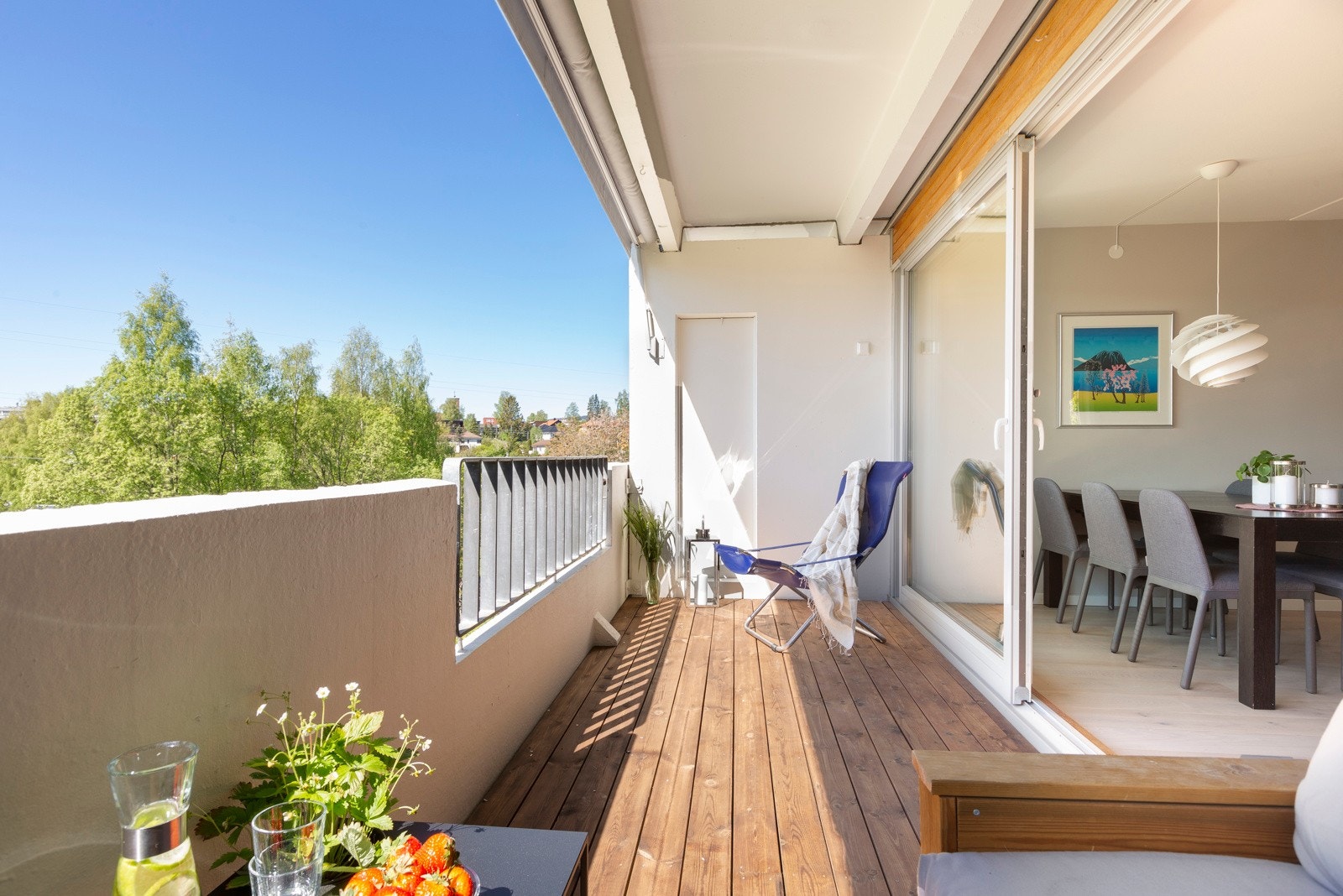 Romslig balkong mot syd. Gode solforhold og stor skyvedørsløsning som gjør balkongen til en forlengelse av stue og kjøkken på varme sommerdager. Galleribilde