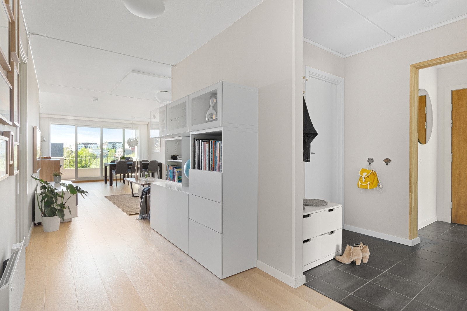 I stue og kjøkken er det lagt en moderne og pen enstavs parkett. Galleribilde