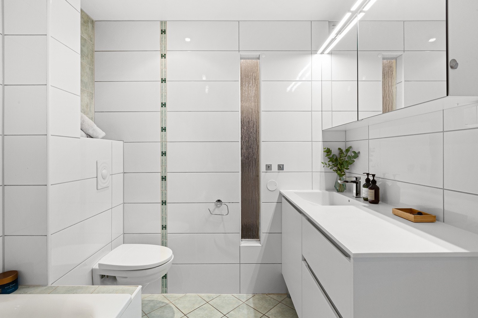 Baderommet ble oppgradert i 2017 med nytt servantskap, speilskap, servant, armatur og stikkontakter. Galleribilde