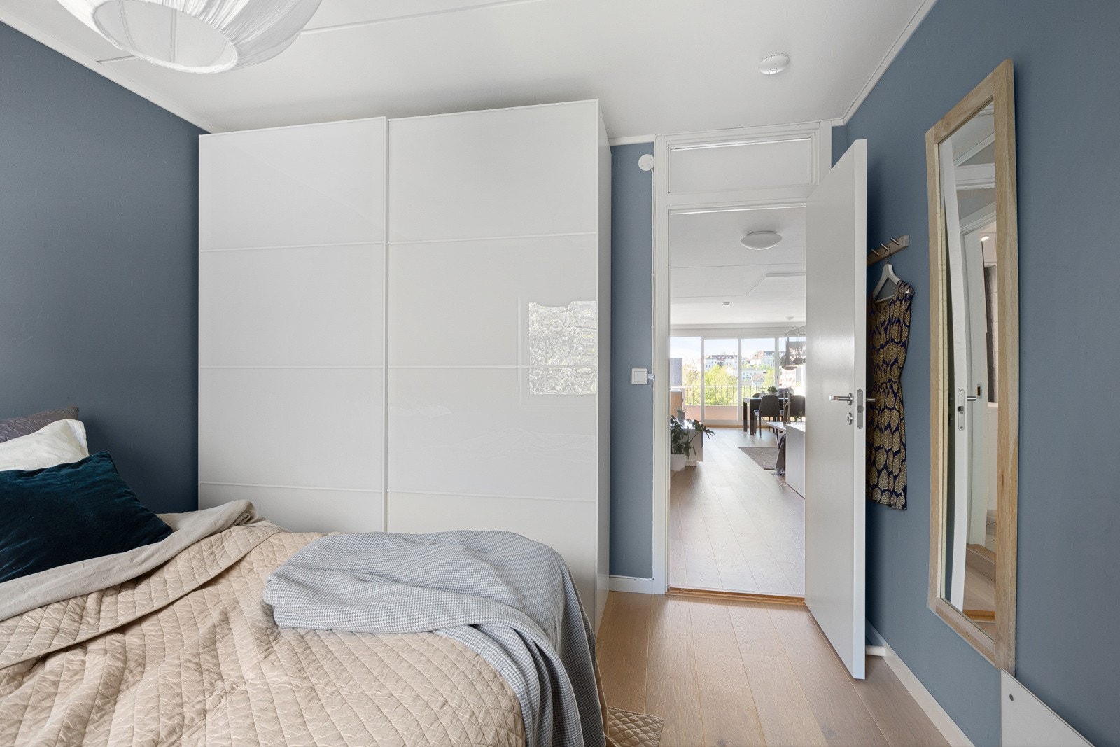 Klesplass i stort garderobeskap på hovedsoverommet. Galleribilde