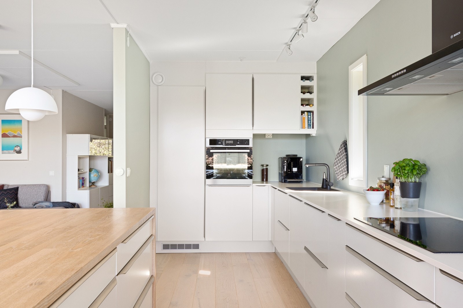 Kjøkkenet er lekkert med innredning fra Norema. Medfølgende integrerte hvitevarrer fra bl.a. Siemens og Bosch. Galleribilde