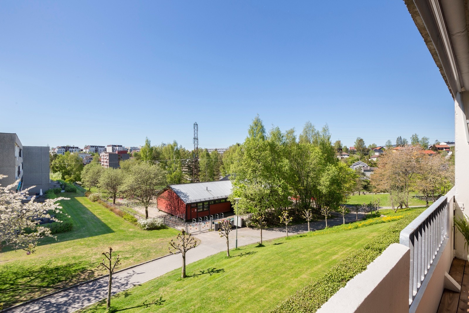 Boligen ligger i 3. etasje - høyt og fritt med flott og grønt utsyn. Balkongen har elektrisk markise med fjernkontroll (nytt i 2020). Galleribilde