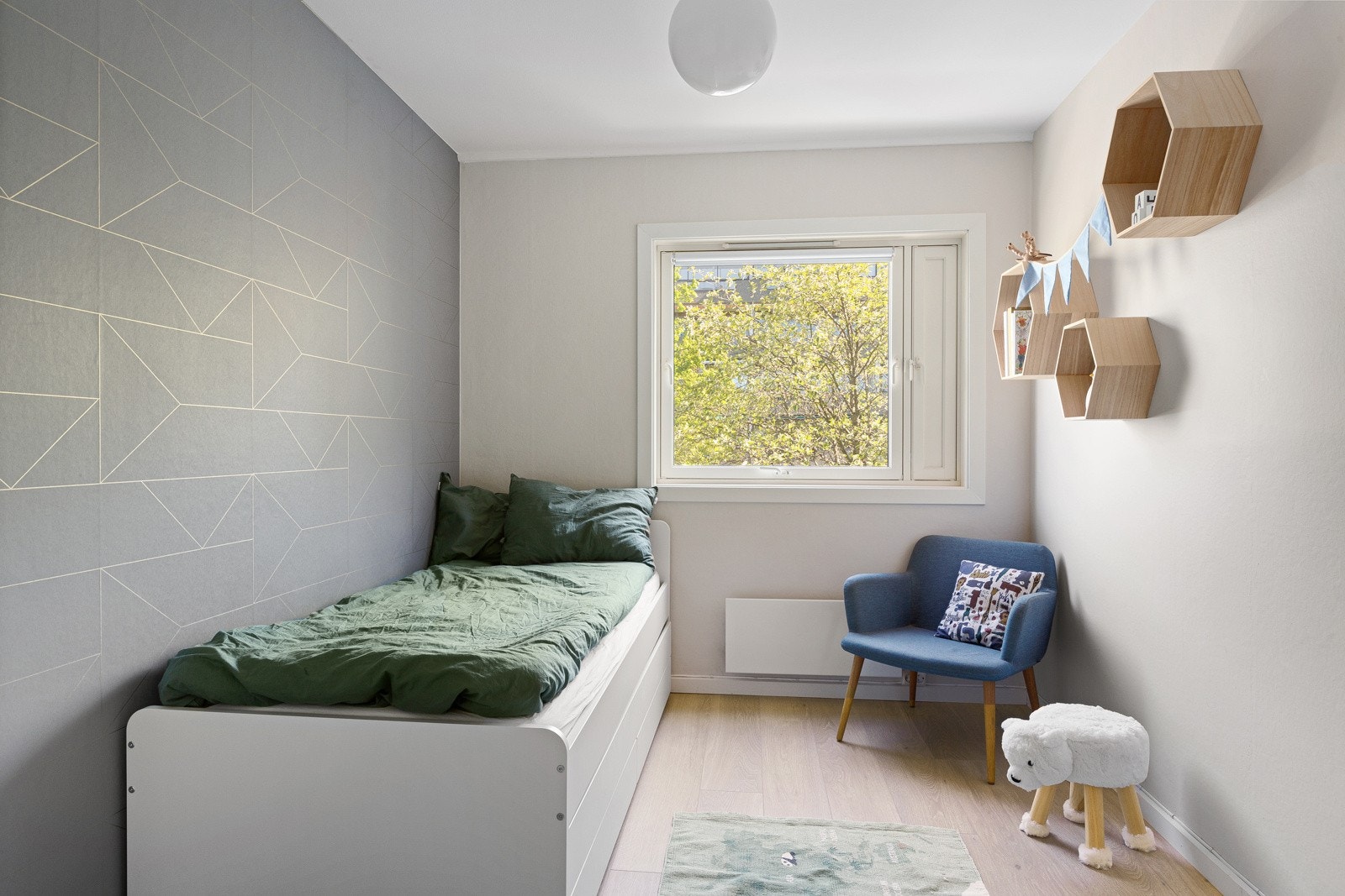 Soverom 2. Godt egnet som barnerom/gjesterom/kontor e.l. Kontrastvegg med tapet gir et kult særpreg. Galleribilde