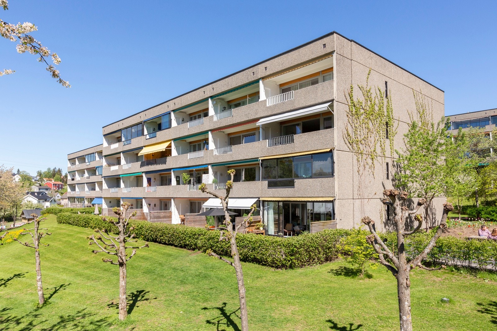 Flott beliggenhet, med kort vei til offentlig kommunikasjon, dagligvare og flotte tur- og grøntområder i Sørkedalen, Mærradalen og Nordmarka. Galleribilde