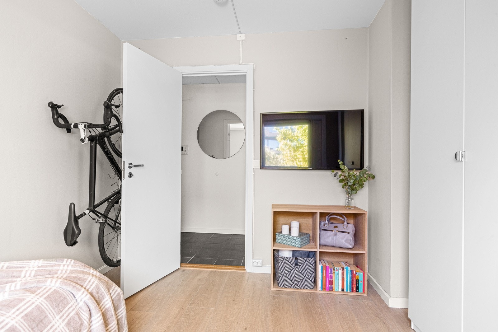 Det er trukket nettverkskabel fra innvendig bod til dette rommet, tv-benken i stuen og til kontorplassen på kjøkkenet. Galleribilde