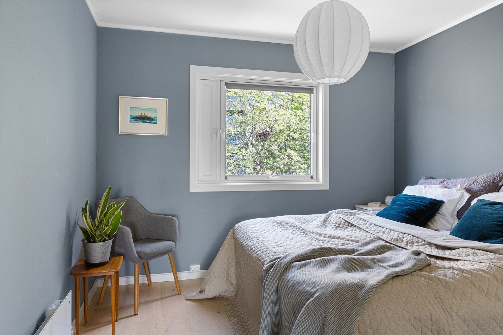 Hovedsoverom - delikat veggfarge, fint utsyn og enstavs parkett. Galleribilde