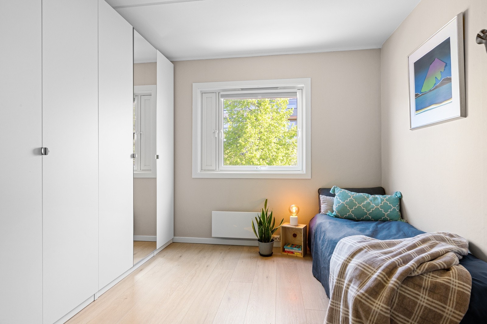 Soverom 3. Rikelig med oppbevaringsplass i flere garderobeskap. Galleribilde