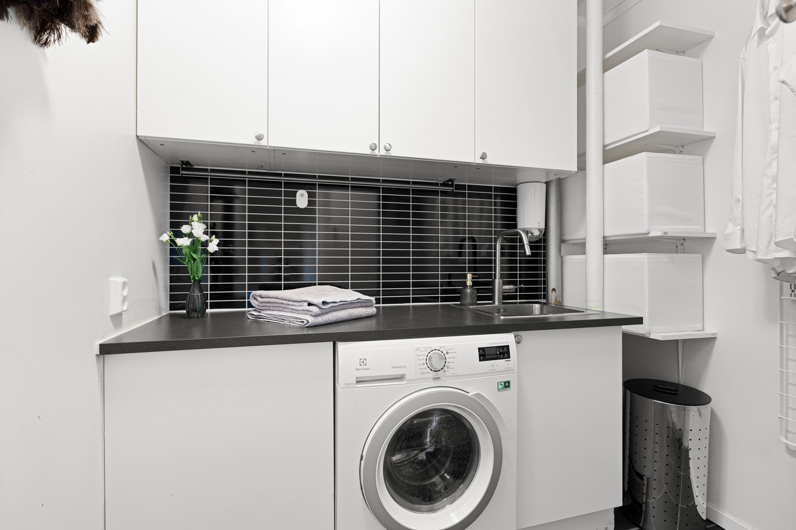 Leiligheten har eget vaskerom, praktisk innredet med overskap, benkeplass, underskap og veggheng tørkestativ. Det er opplegg for vaskemaskin og plass til tørketrommel. Galleribilde