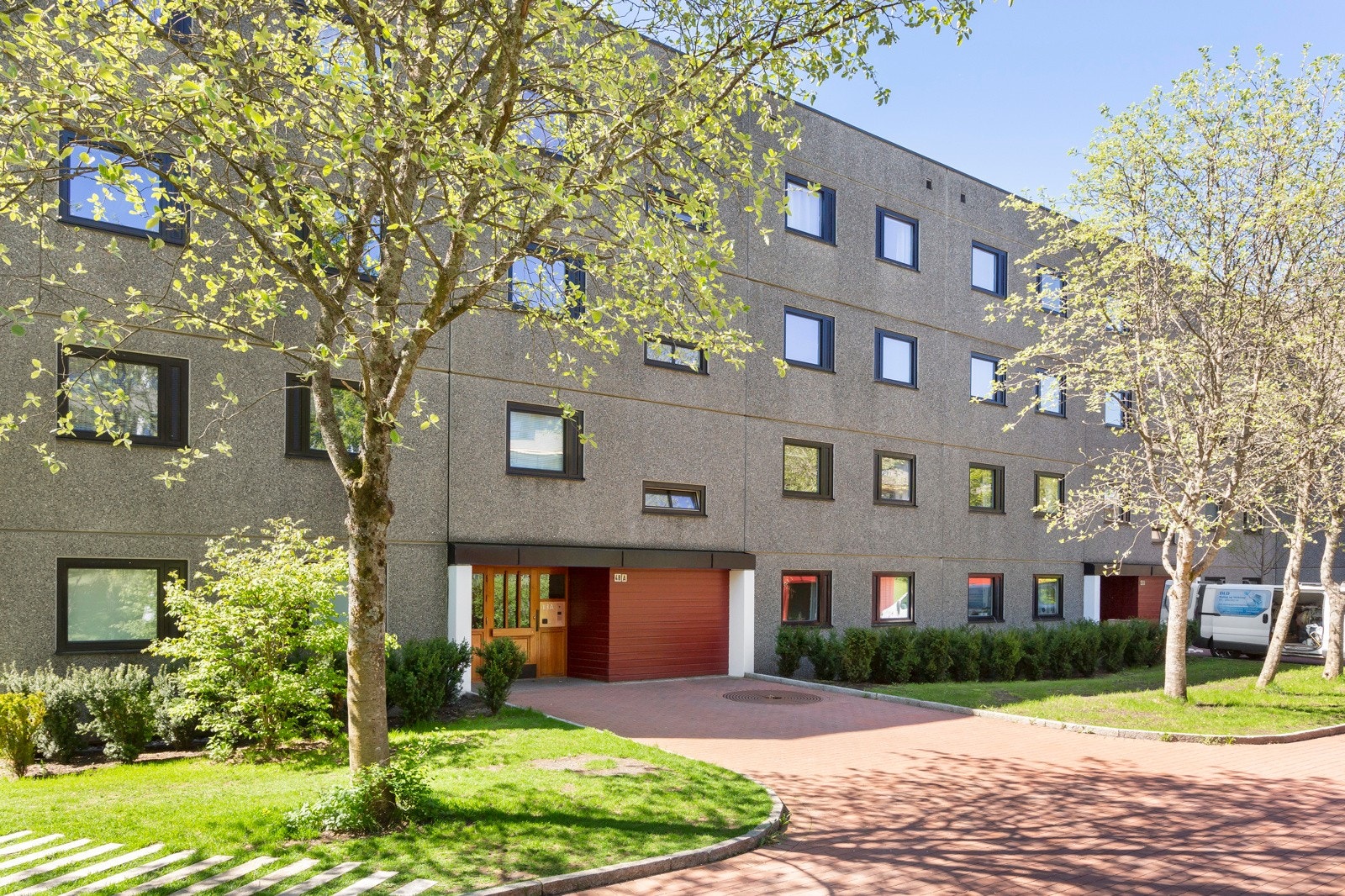 Borettslaget har pent opparbeidede fellesarealer med lekeplasser, felles grillplass, flotte gressplener, bærbusker, frukttrær, bordtennisbord m.m. Galleribilde