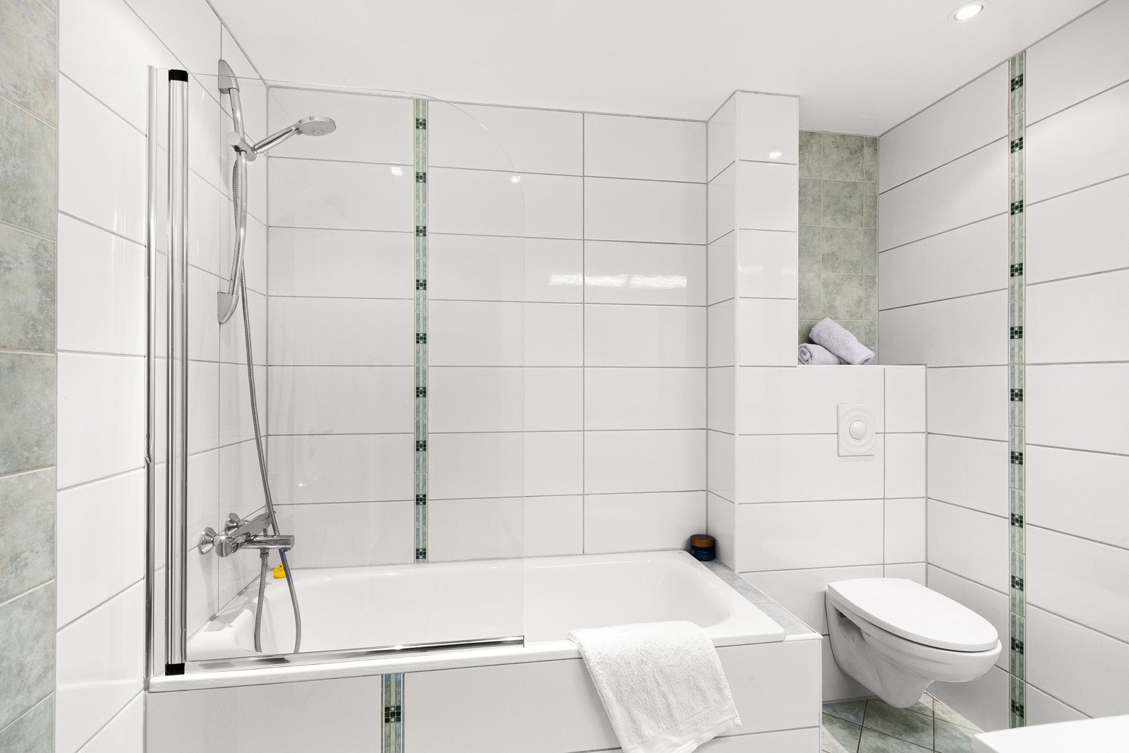 Badet er pent innredet med servantskap, speilskap og lyse fliser. Badet er pusset opp i regi av tidligere eier(e) ca. 2010. Galleribilde