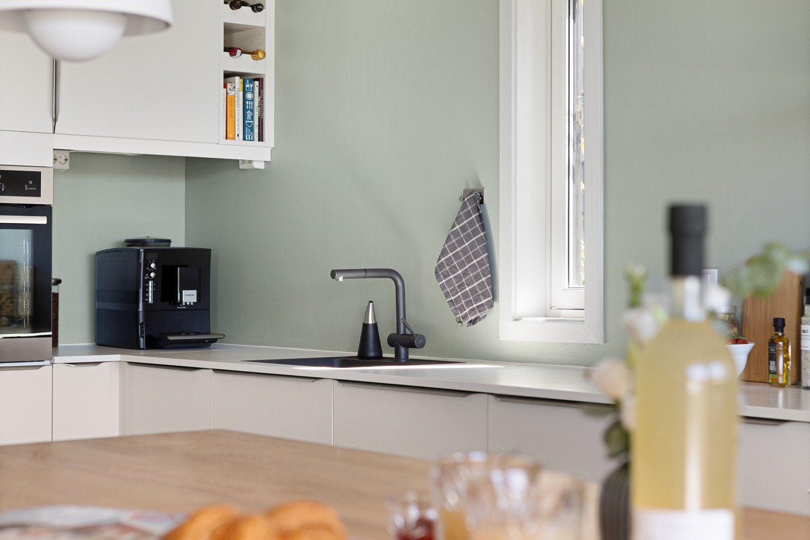 Kjøkkenet har bl.a. planlimt vask og stekeovn i arbeidshøyde. Legg også merke til at dette er endeleilighet med ekstra vindu i gavl. Galleribilde