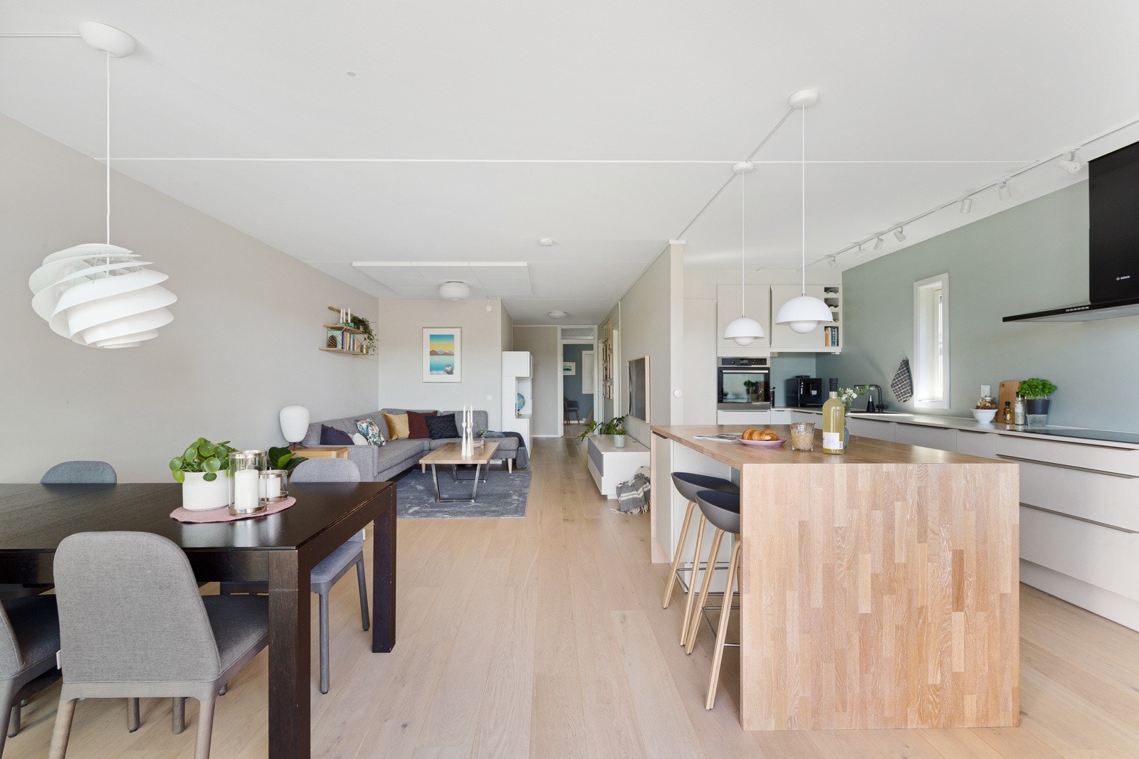 Stue og kjøkken ligger i åpen løsning. Pen kjøkkenøy utgjør et sosialt samlingspunkt og skiller de to sonene på en naturlig og fin måte. Galleribilde