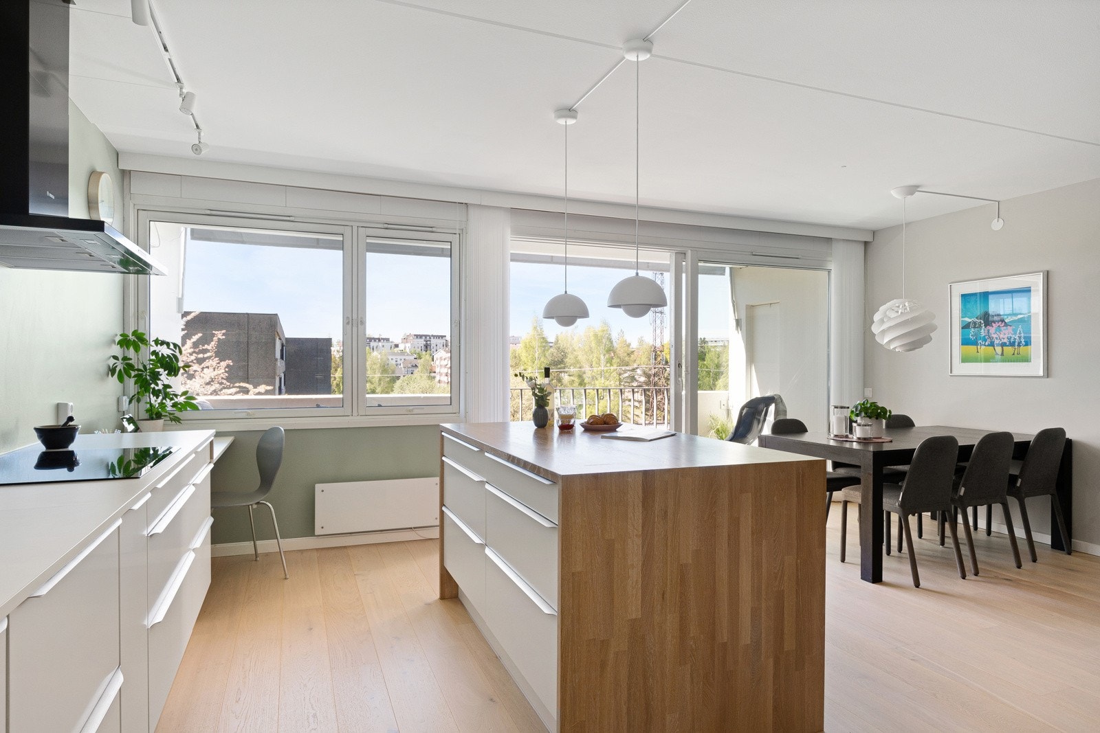 Det er store lysflater mot syd som gjør rommet lyst og luftig. Samtidig er det ingen sjenerende innsyn. Galleribilde